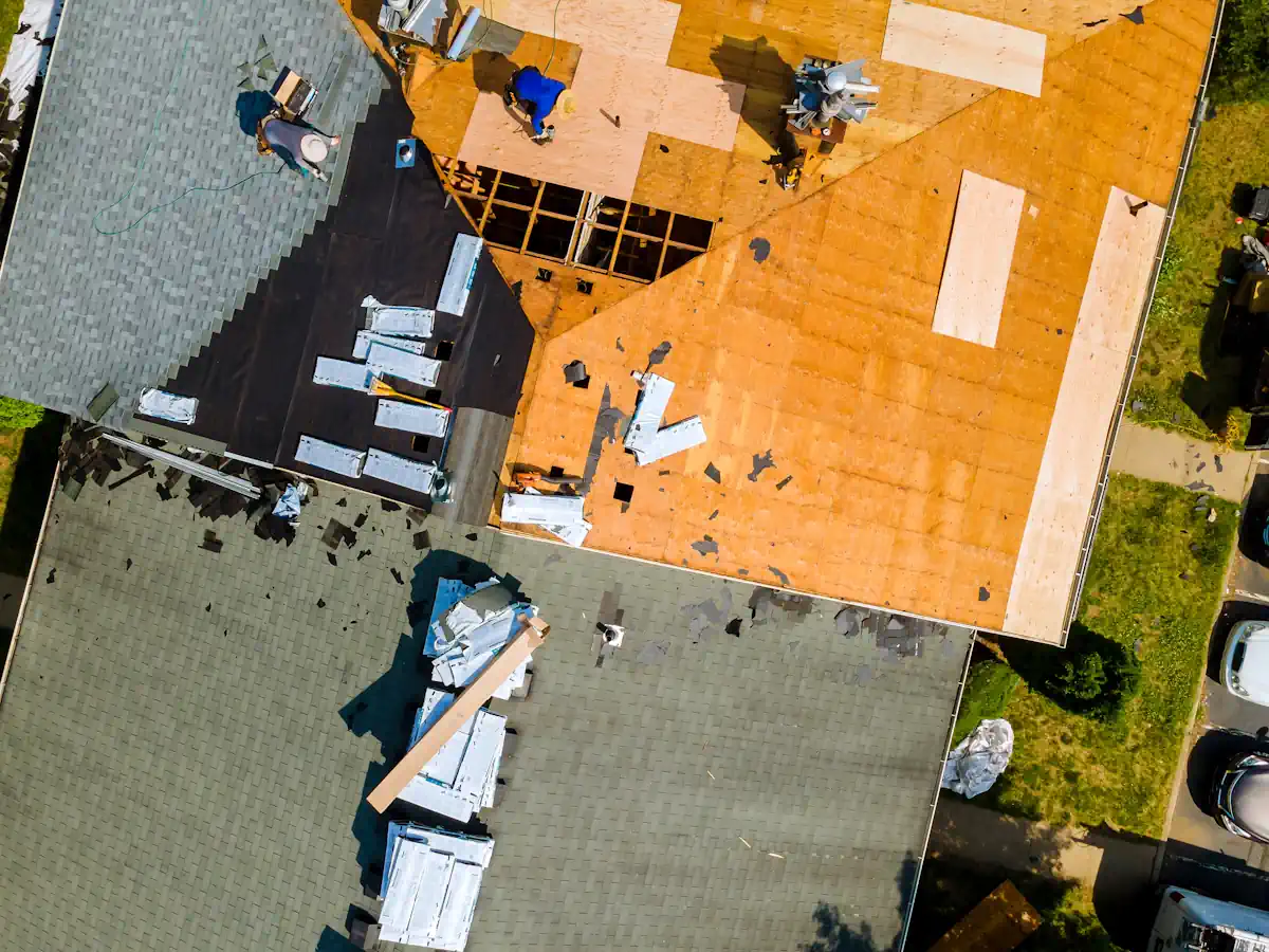 Une personne sur le toit en pleine rénovation