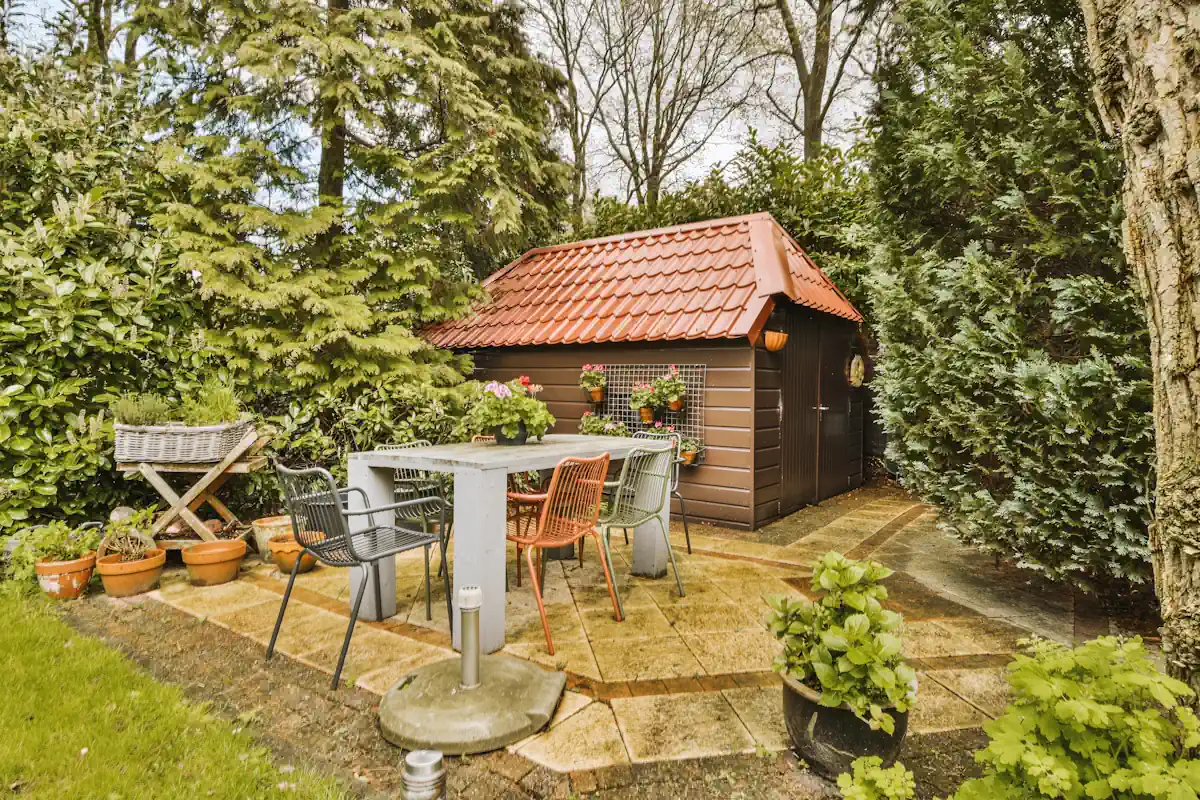 cabanon dans le jardin