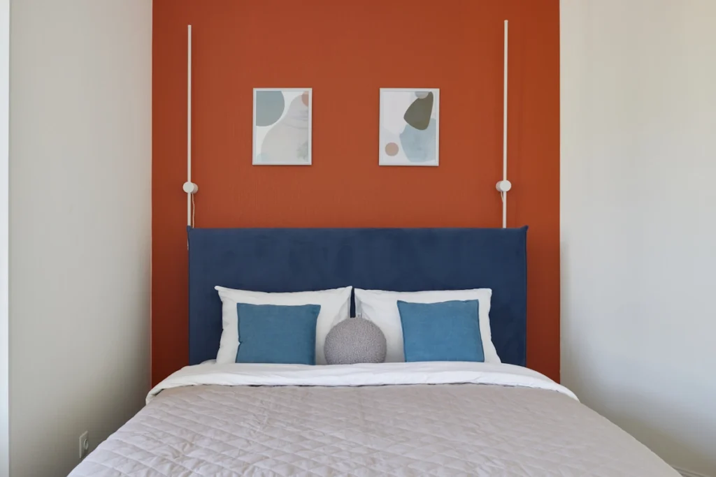 Un lit contre un mur de couleurs