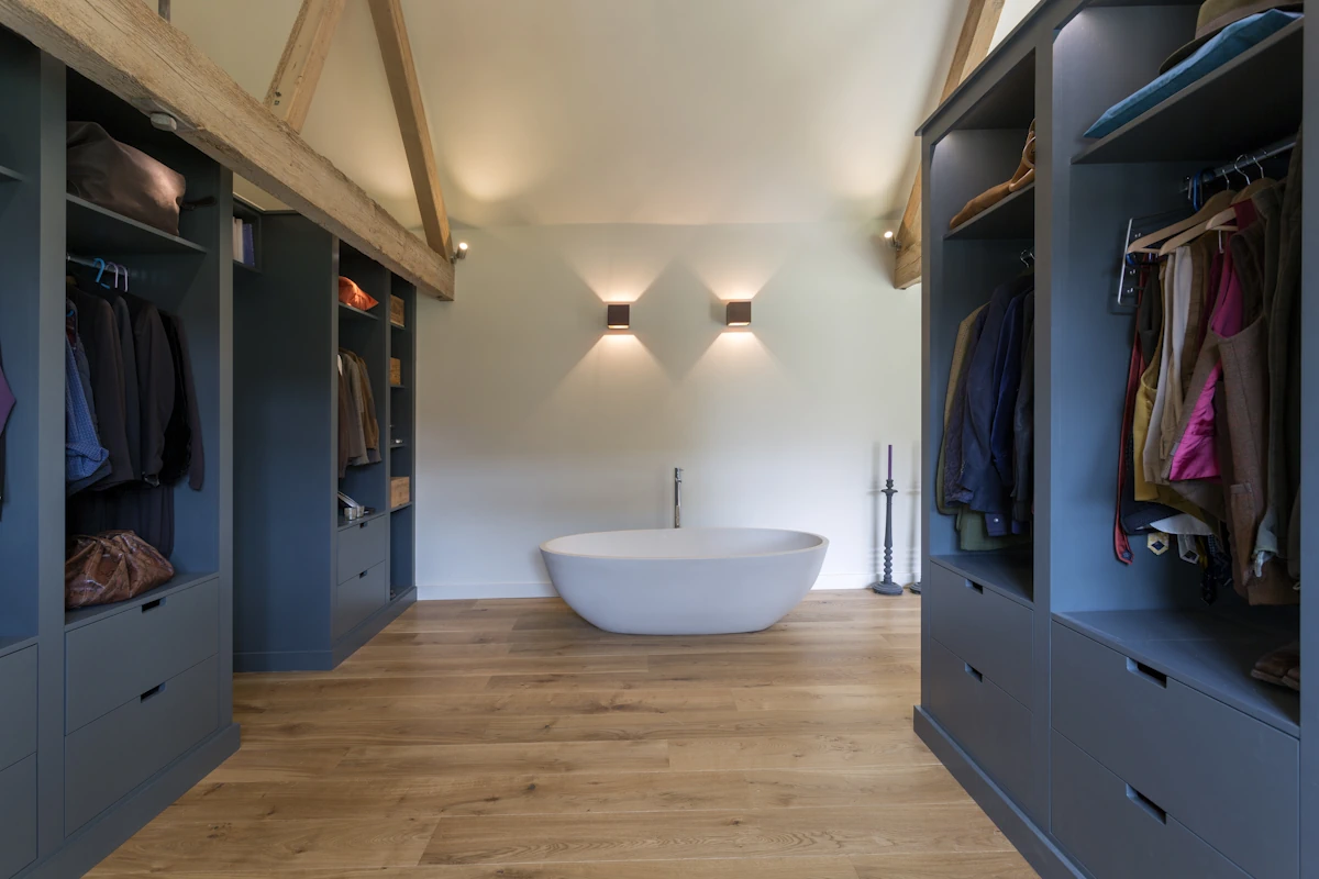 Un dressing avec une baignoire intégré et des spots led