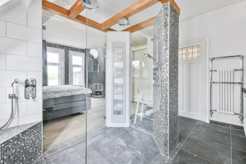Une chambre avec une douche et une verrière