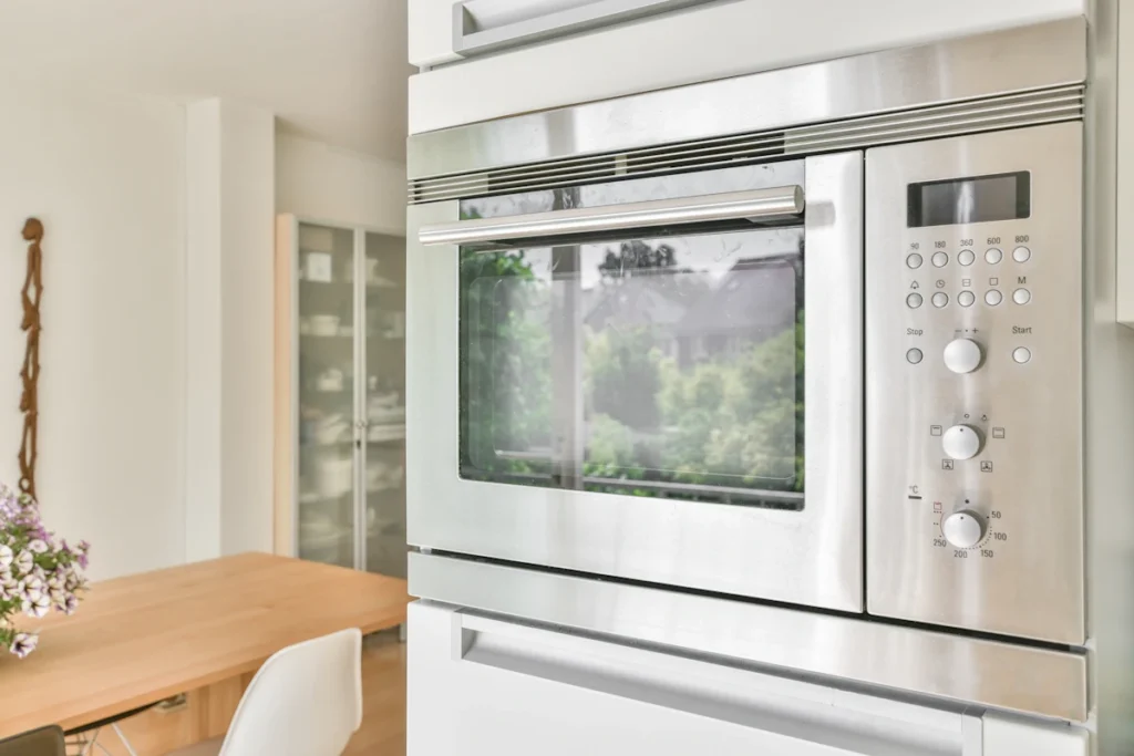 Un four installé dans une cuisine