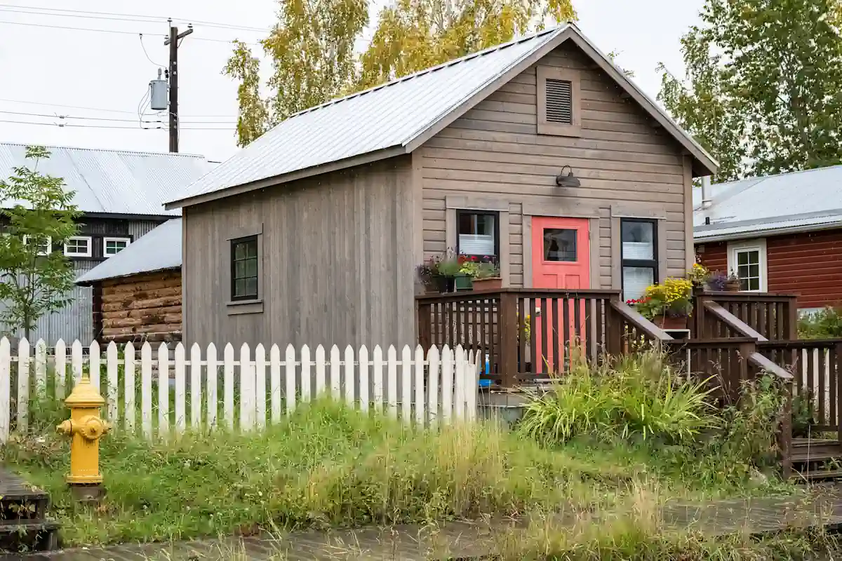 Une tiny house entourée de verdure