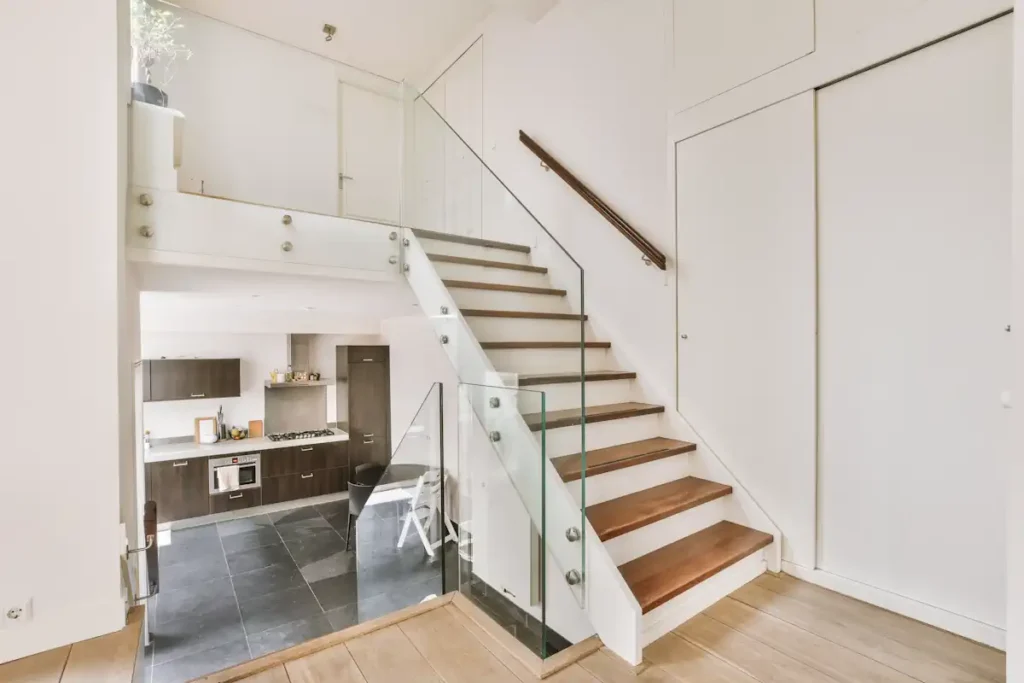 Un escalier en bois et en verre transparent