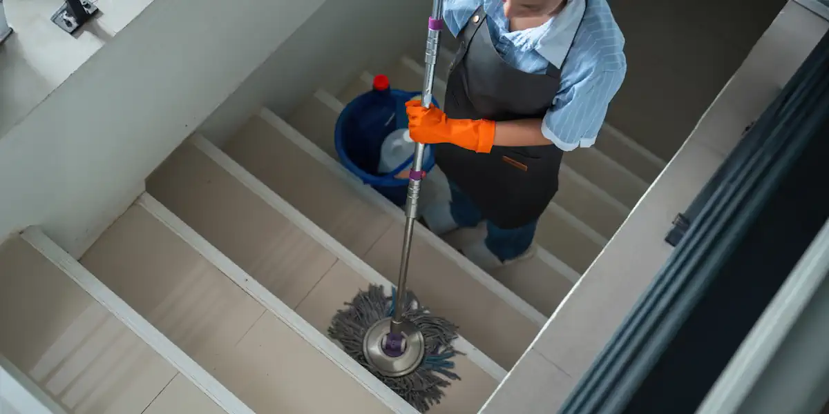 Un homme qui passe la serpillère sur les escaliers