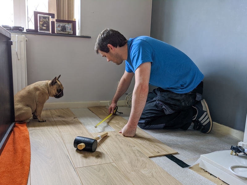 homme qui fait des travaux chez lui