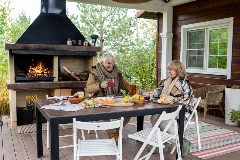 couple qui profite de sa cuisine extérieure