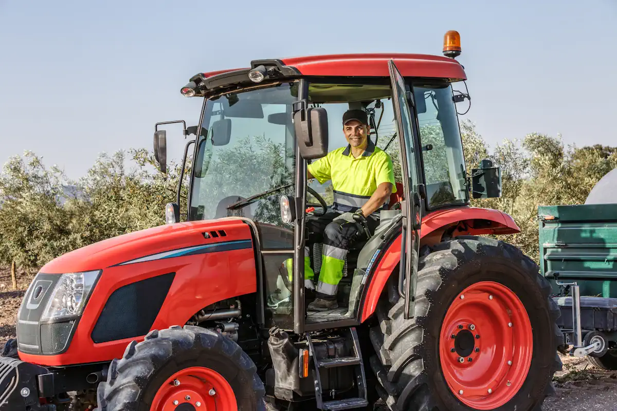 Un homme à bord d'un tracteur 