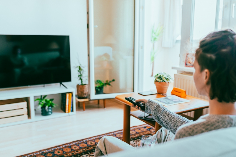 femme qui regarde la télévision