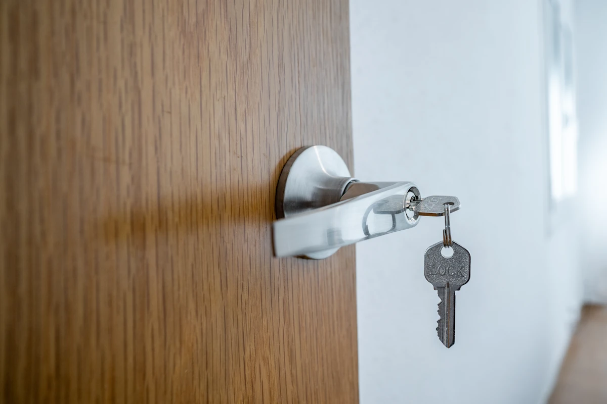 Une clé dans une poignée de porte