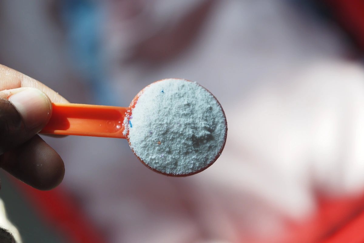 Une personne qui tient de la  sulfate de fer  