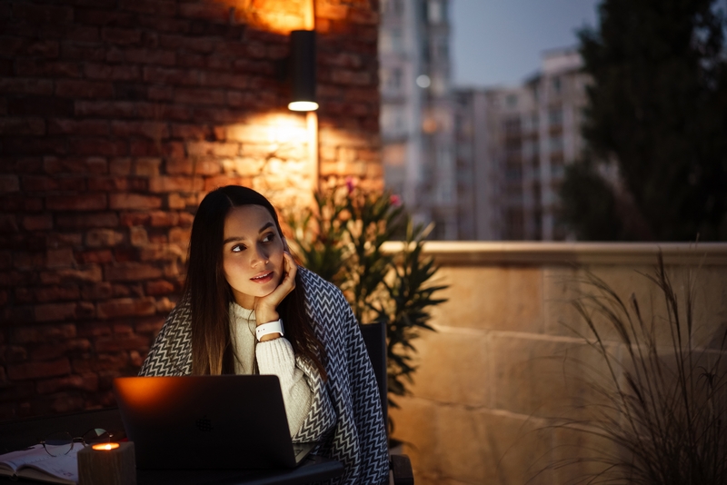 femme sur sa terrasse éclairée