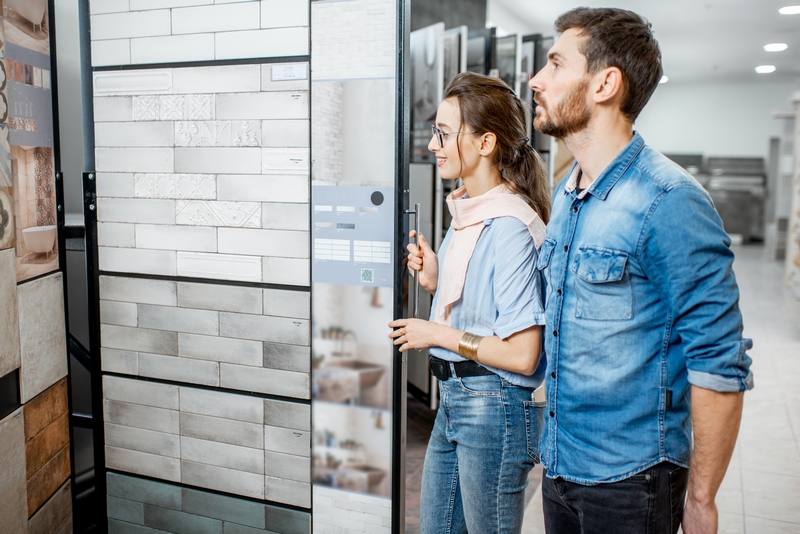 couple qui choisit son carrelage de salle de bain