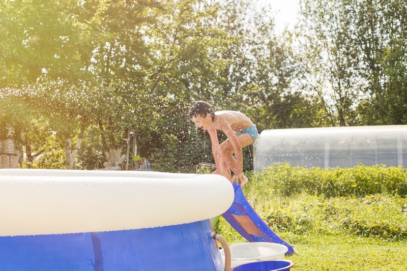 garçon qui plonge dans une piscine hors sol